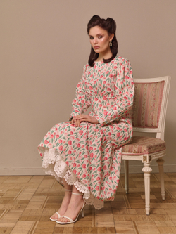 Платье с широкими манжетами