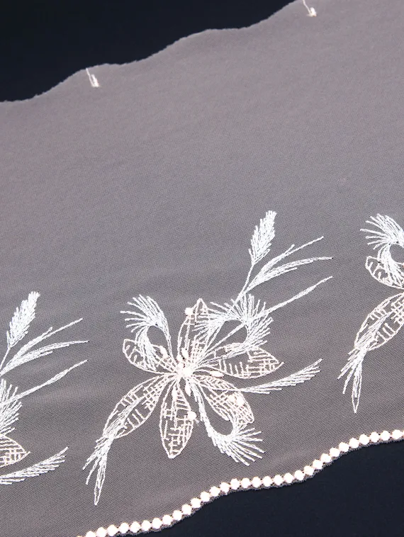 05-119 Вышивка на неэл. сетке 21 см, в серебре, персик/телесный/серый