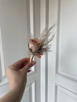 Свадебный букет из одноголовых роз, кортадерии, рускуса и лизиантуса