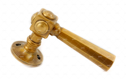 Ручка латунь нажимная Грани цвет медь