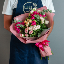 Розовый микс кустовой розы с эвкалиптом