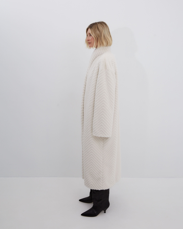 Шуба из искусственного меха норки зигзаг молочный