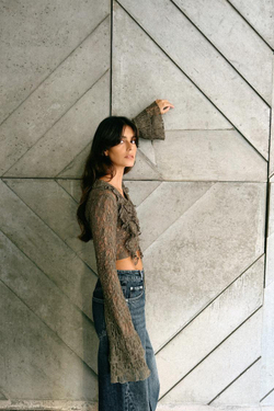 ZARА УКОРОЧЕННЫЙ КАРДИГАН С КРУЖЕВОМ И ВОЛАНАМИ, СЕРО-КОРИЧНЕВЫЙ