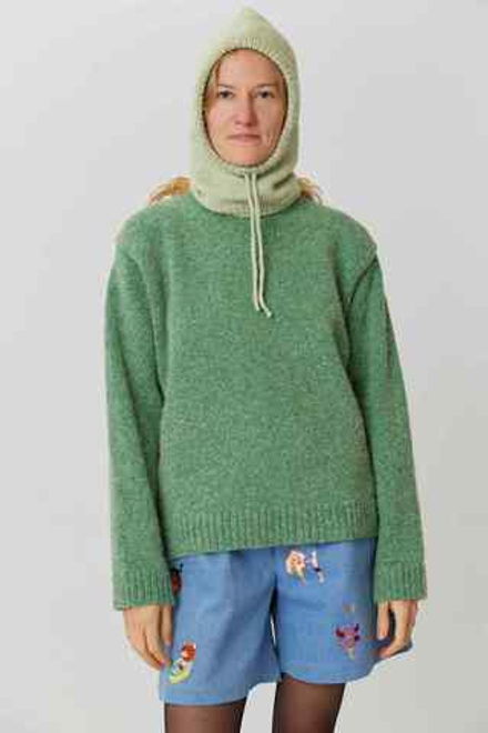 Капор яблочного цвета