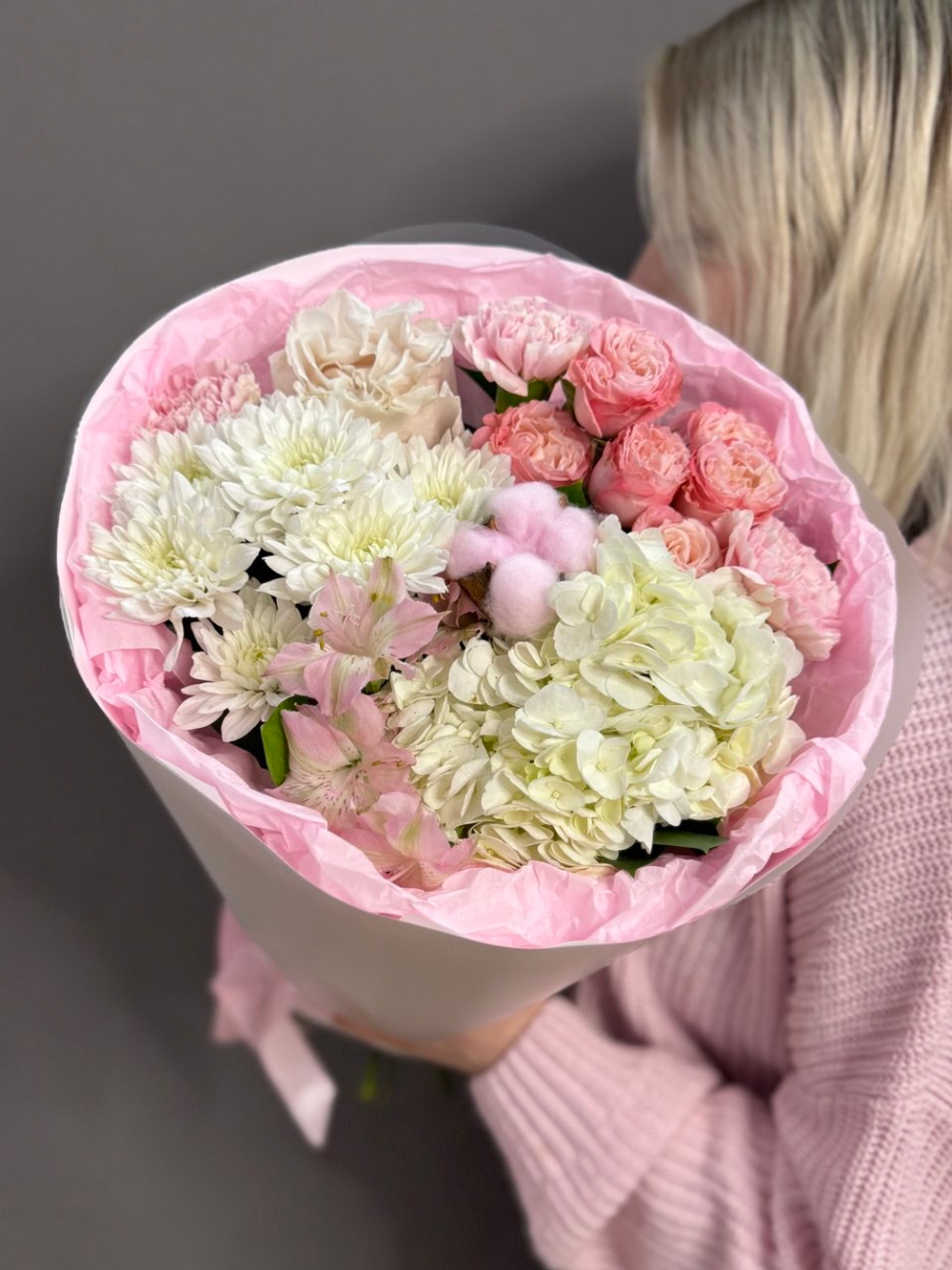 Авторский букет с гортензией в розовой гамме