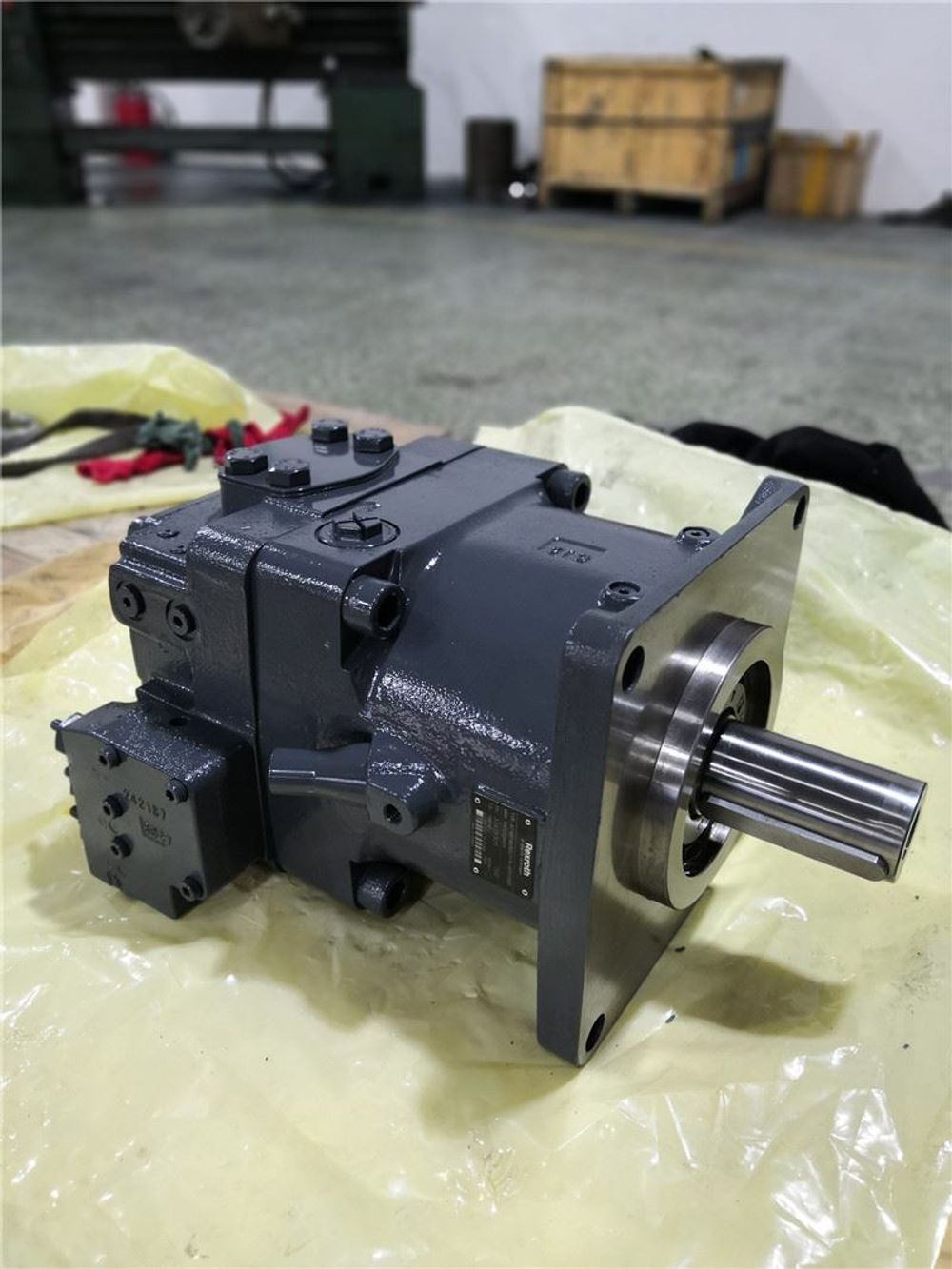 A11VLO260EP2/11R-NSD12N00 - Насос аксиально-поршневой нереверсивный регулируемый с наклонной шайбой для незамкнутой гидросистемы, рабочий объем 260 см3, EP2 = электрическое пропорциональное управление 24В, номинальное давление 350 бар, валS = шлицевой по ANSI B92.1a, проходной вал - нет