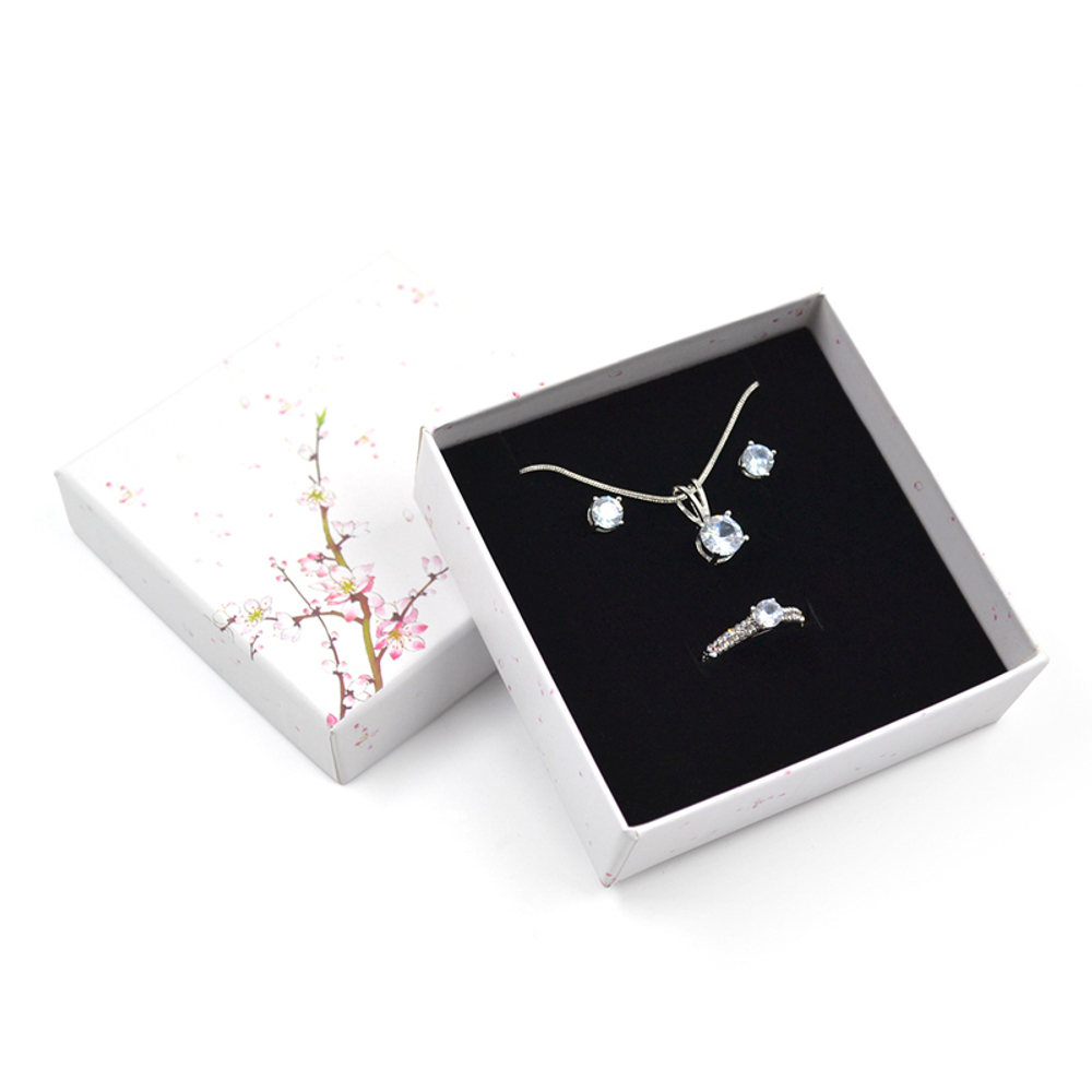 Картонный футляр с чёрным флоковым ложементом 90x90x30 мм.