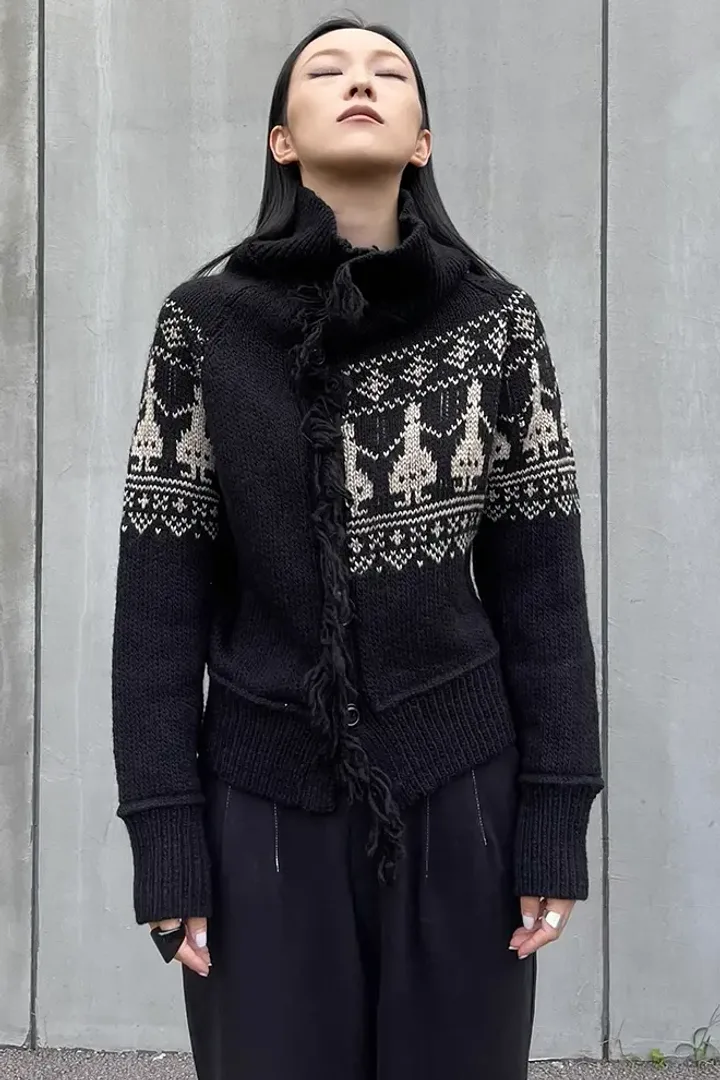 Свитер с узором «JOJO»