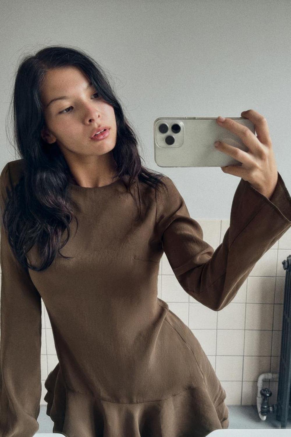 ZARA КОРОТКОЕ ЛЕГКОЕ ПЛАТЬЕ С ВОЛАНАМИ, ШОКОЛАДНЫЙ