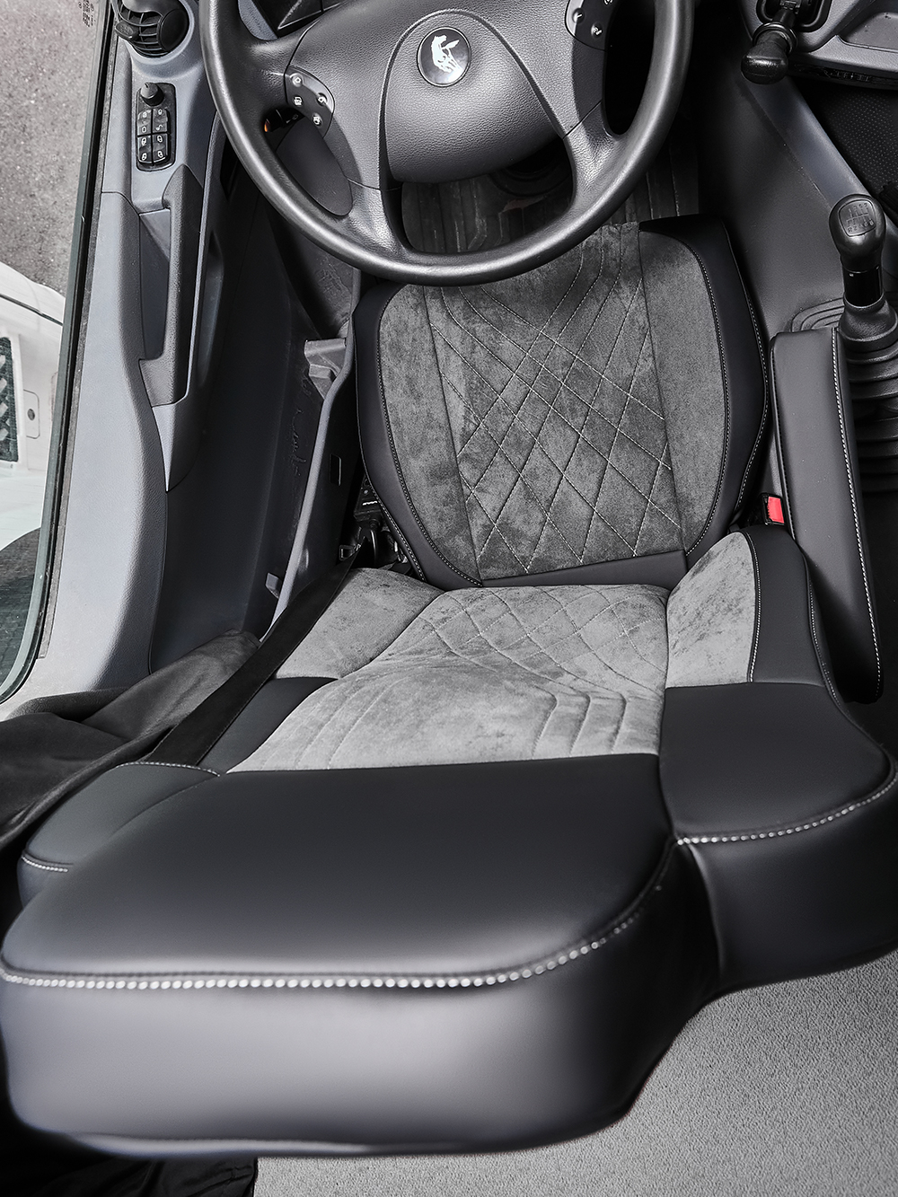 Чехлы Люкс КамАз 5490 K4 с 2014 года (экокожа, черный, серая вставка)