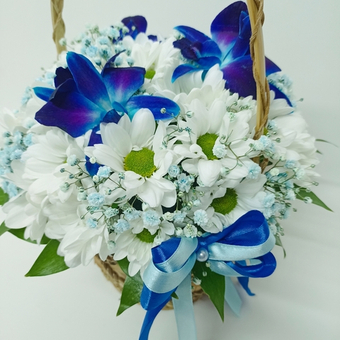 Корзинка с орхидеей и хризантемой