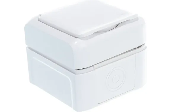 Розетка Legrand Quteo с заземлением + шторка накладная IP44 белая 25994