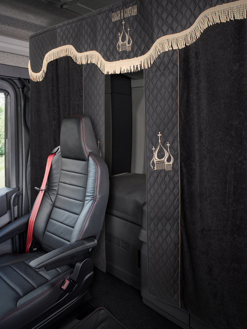Шторы спального места с ламбрекеном в кабину грузовика. Ламбрекен из экокожи с вышивкой Спаси и Сохрани. Блэкаут, велюр. Черный цвет с вставкой из экокожи и вышивкой. Высота 1,35м, ширина одной стороны - 1,05м.