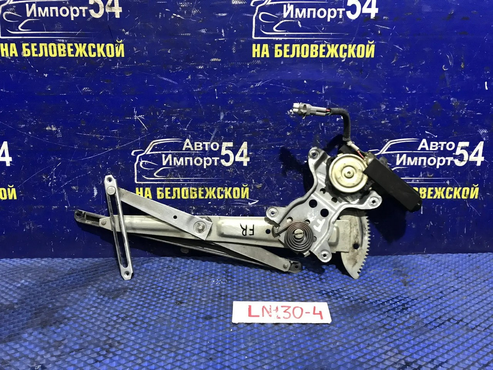 Стеклоподъемник передний правый TOYOTA HILUX SURF 1992
