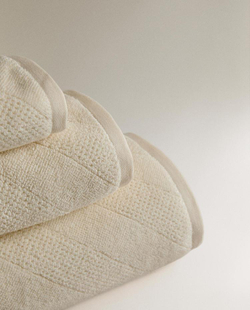 ZARA HOME БАННОЕ ПОЛОТЕНЦЕ С ДИАГОНАЛЬНЫМ УЗОРОМ, ЦВЕТ СЛОНОВОЦ КОСТИ