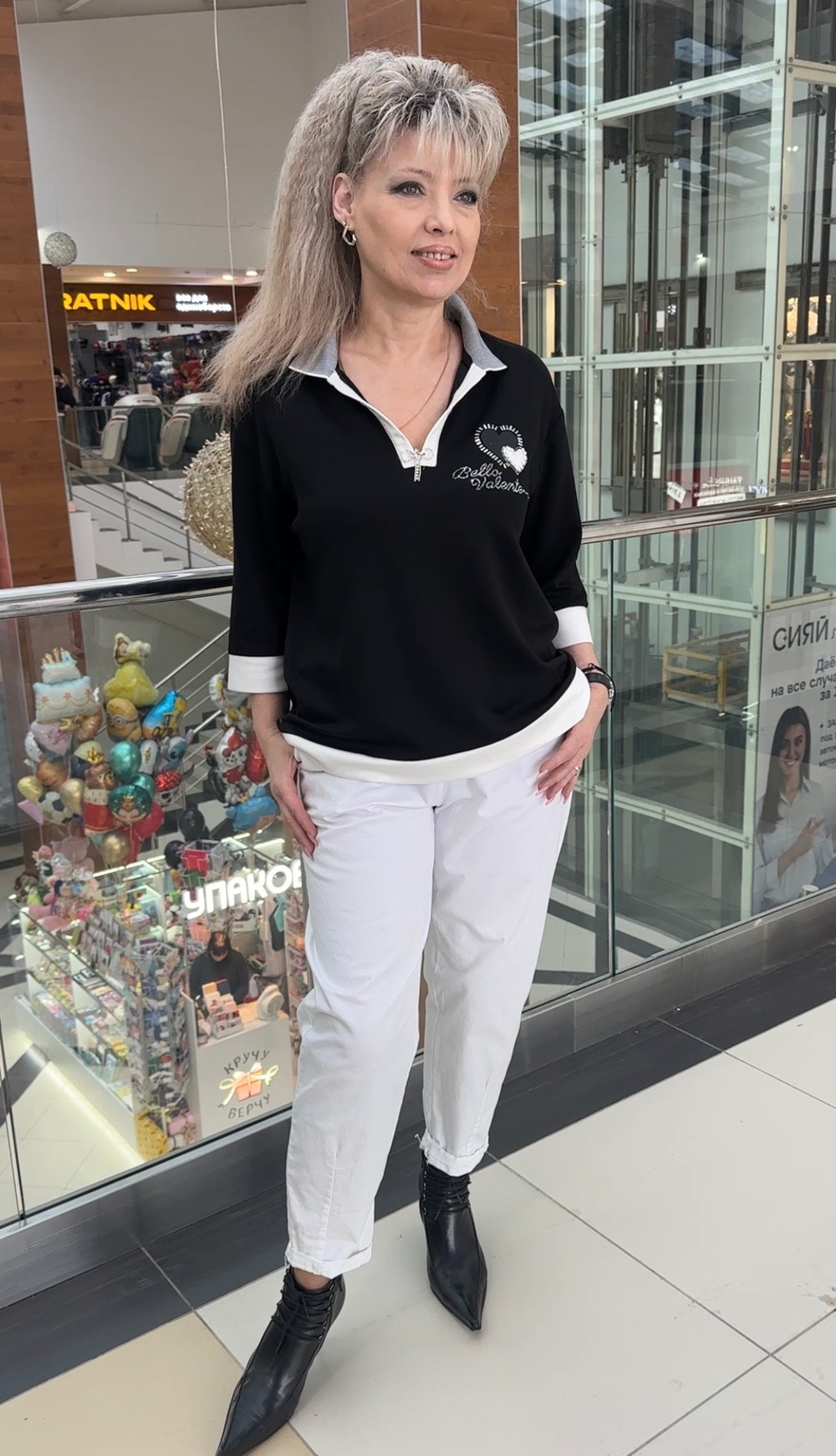 Трикотажный черный блузон с полосатым воротником