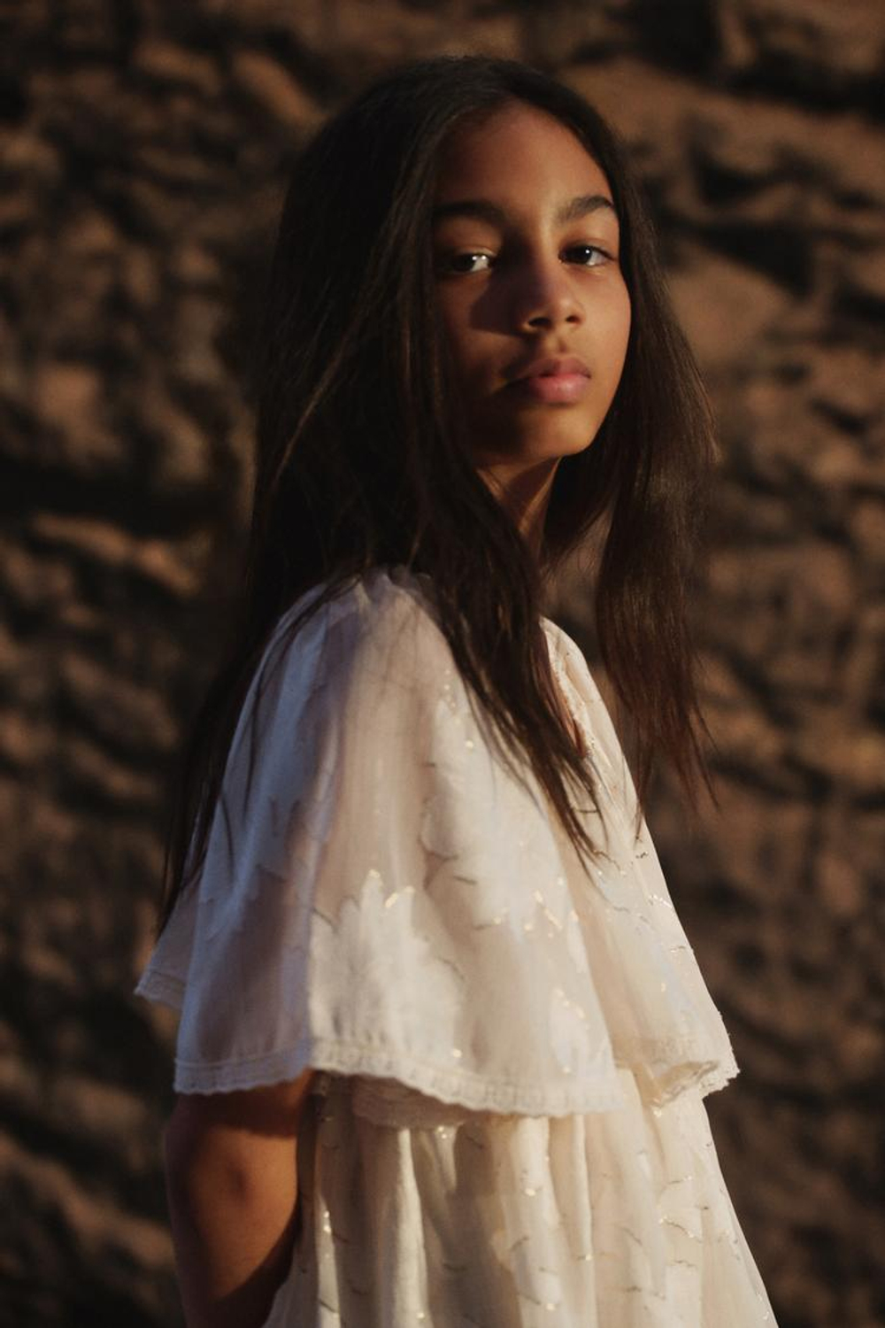 ZARA ПЛАТЬЕ С ОБОРКАМИ, ЭКРЮ