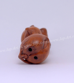 Нэцкэ Кролик с трубкой на яблоке