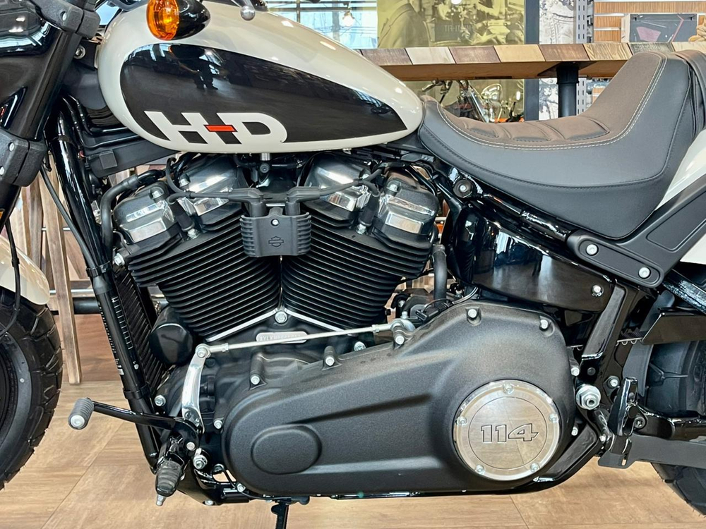Harley-Davidson Softail Fat Bob 114 (White Sand Pearl)