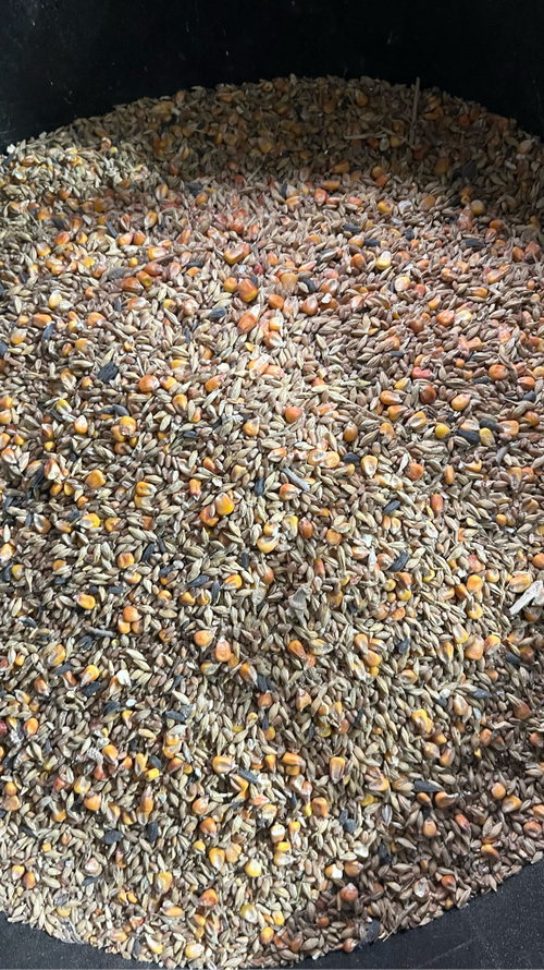 Смесь зерновая 40 кг. 
Пшеница, овес, ячмень, кукуруза, семечки подсолнечника.