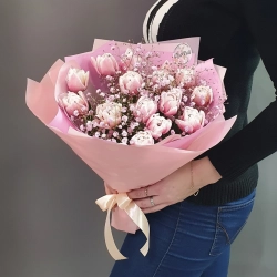 Букет из 15 розовых тюльпанов и гипсофилы.
