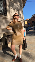 Бежевое кожаное платье