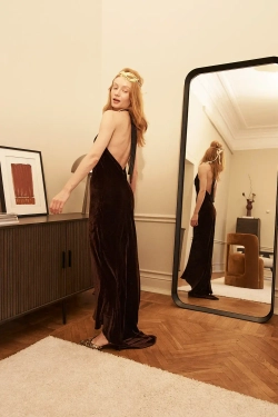 Бархатное платье с открытой спиной