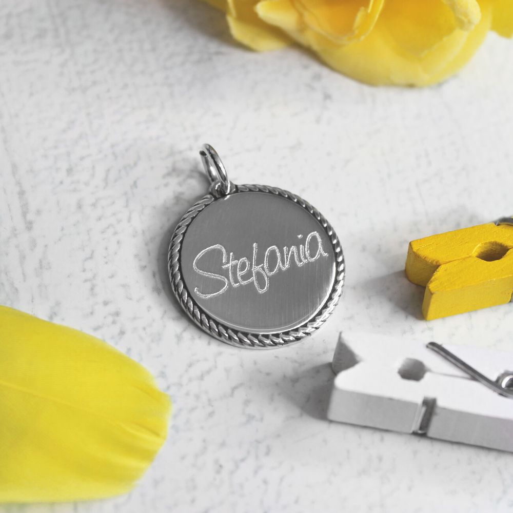 Кулон из серебра с окантовкой с гравировкой имени на заказ