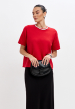 Футболка с кристаллами на воротнике