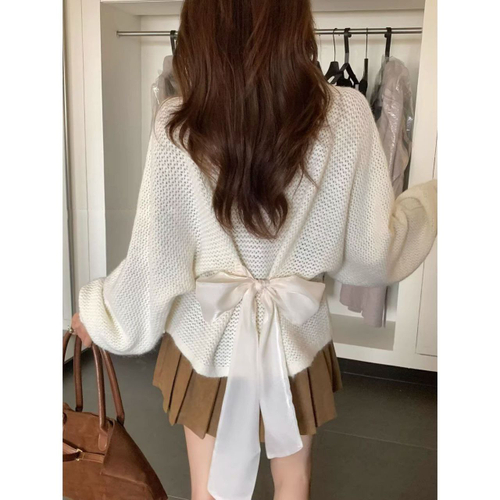 Женский свитер с декоративным бантом на спине