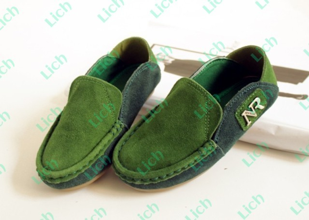 Мокасины детские контрастных цветов с металлическими буквами