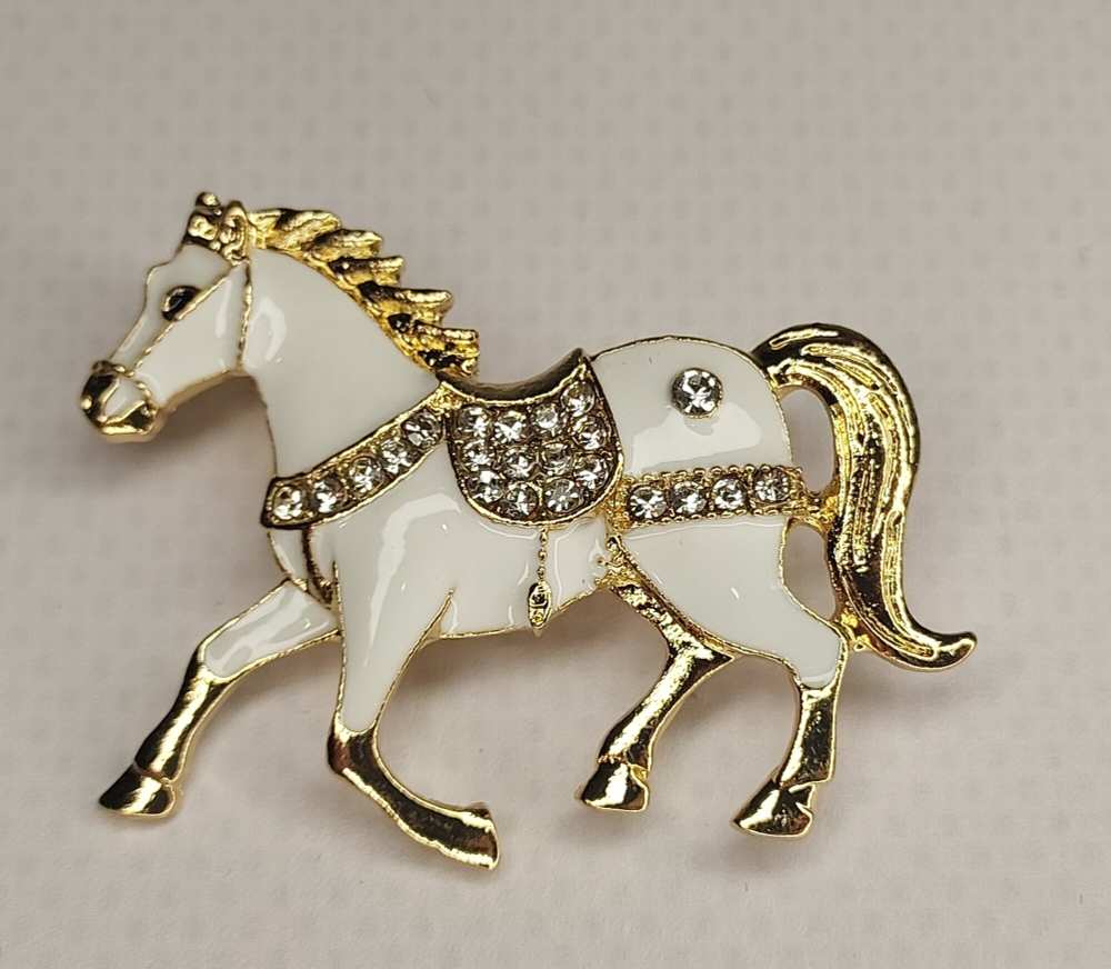 Брошка "Белая лошадь". Женская брошь,украшение.Подарок на новый год. Символ года
