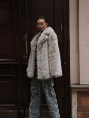 Женская короткая бежевая шуба