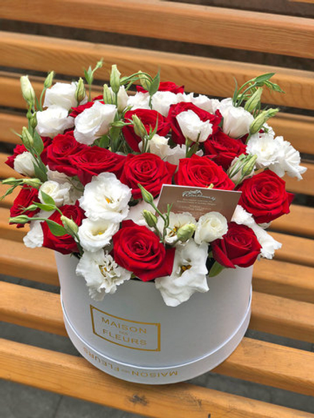 Бархатные розы с лизиантусом в коробке