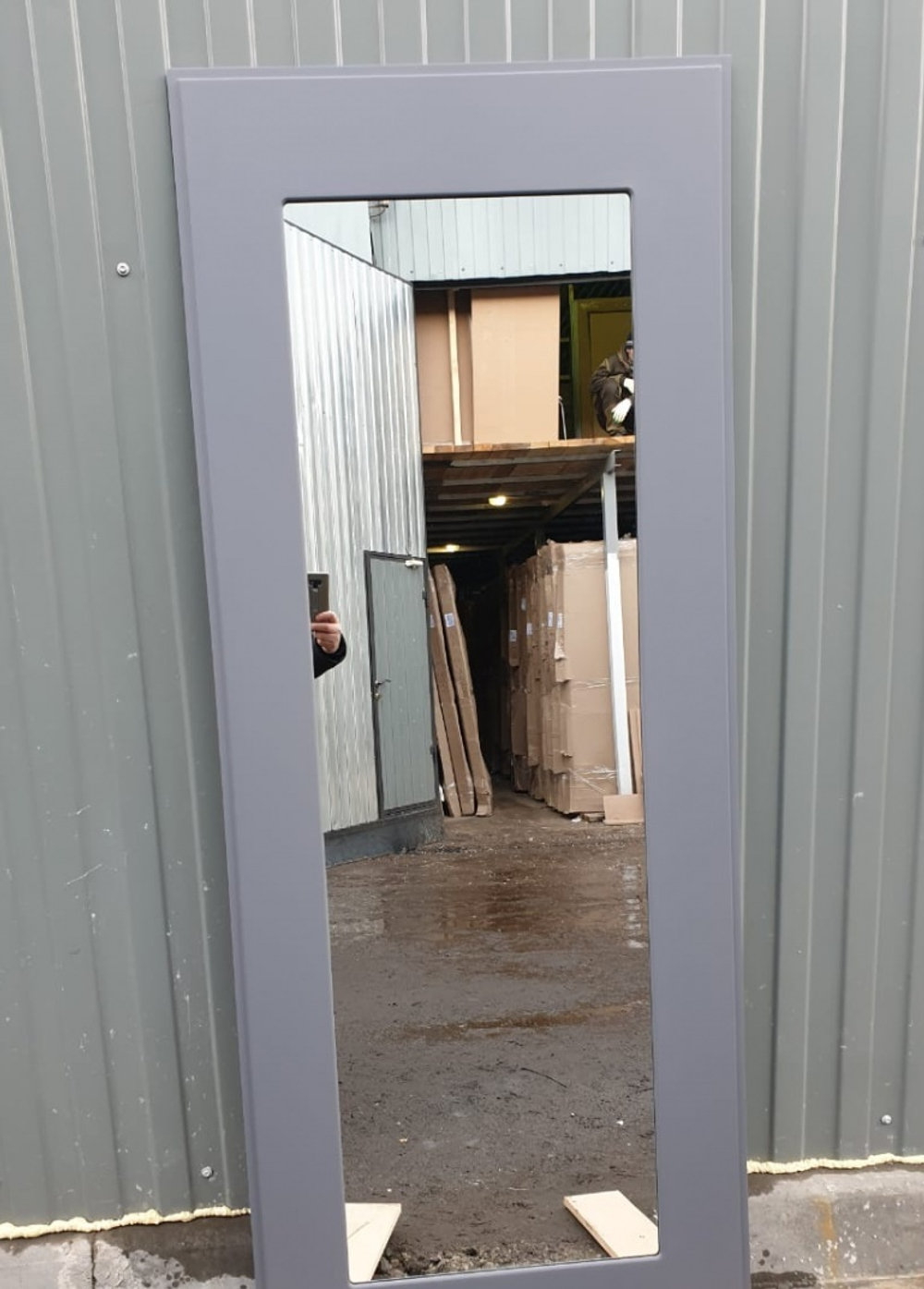 Входная металлическая дверь с зеркалом RеX (РЕКС) 15 Чешуя кварц черный, фурнитура хром/ Пастораль силк титан