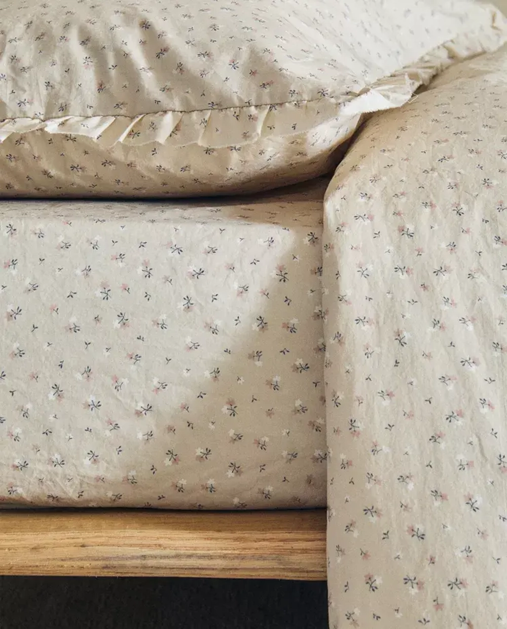 ZARA HOME ДЕТСКАЯ ПРОСТЫНЯ НА РЕЗИНКЕ С ЦВЕТОЧНЫМ ПРИНТОМ, РОЗОВЫЙ