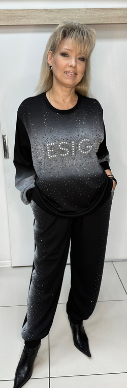 Черный трикотажный костюм со стразовым принтом