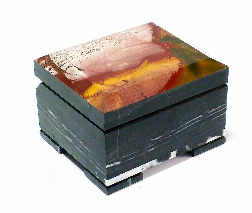 Шкатулка из яшмы и доломита 9-7-5.5см вес 470гр.