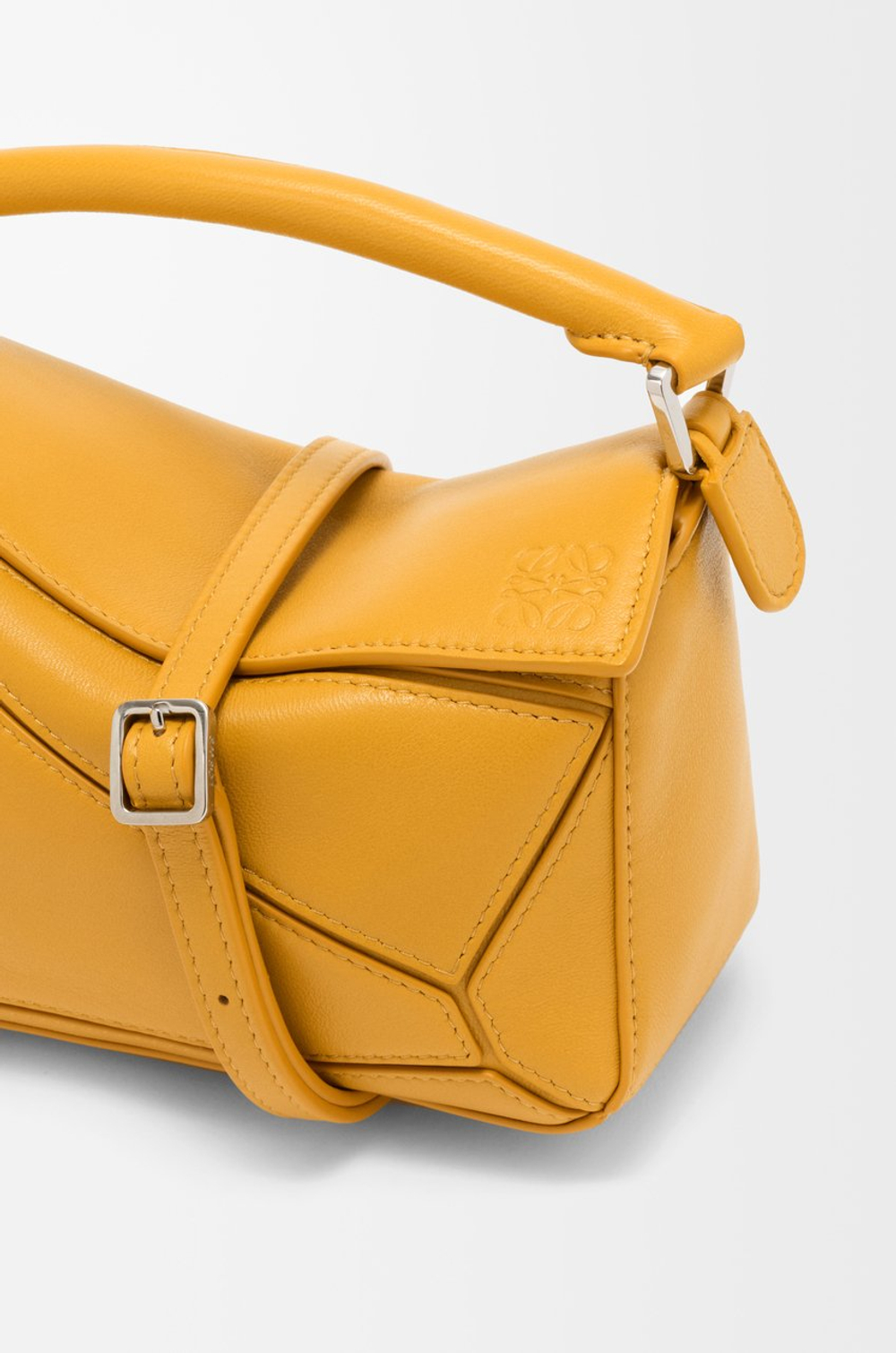 Loewe Сумка-мини Puzzle Featherlight из овечьей кожи наппа, горчичный