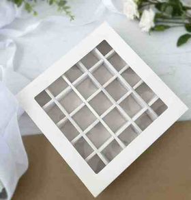 Коробка для 25 конфет с квадратным окном 22*22*3.5 (белая)