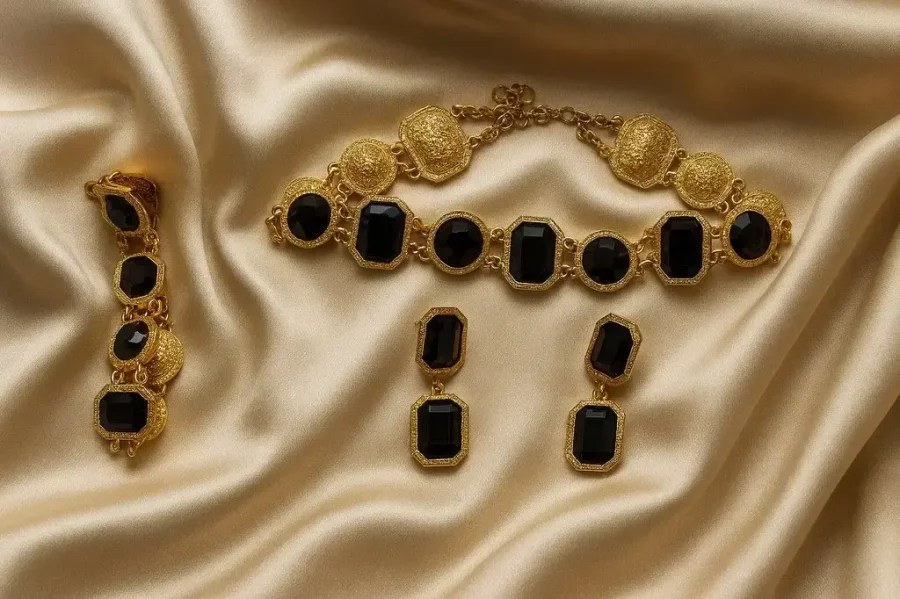 Колье под золото с черным литьем