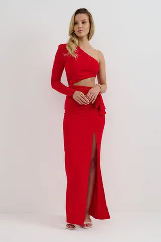 Платье на одно плечо и с вырезом красного цвета