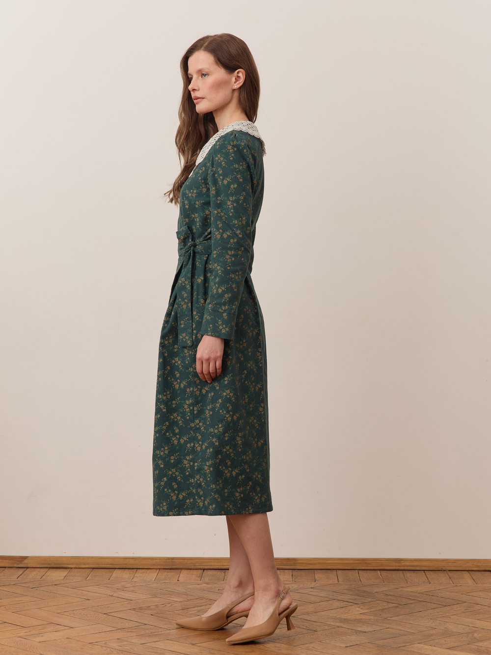 Платье с кружевным воротником