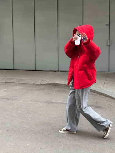 Объемный пуховик красного цвета с капюшоном