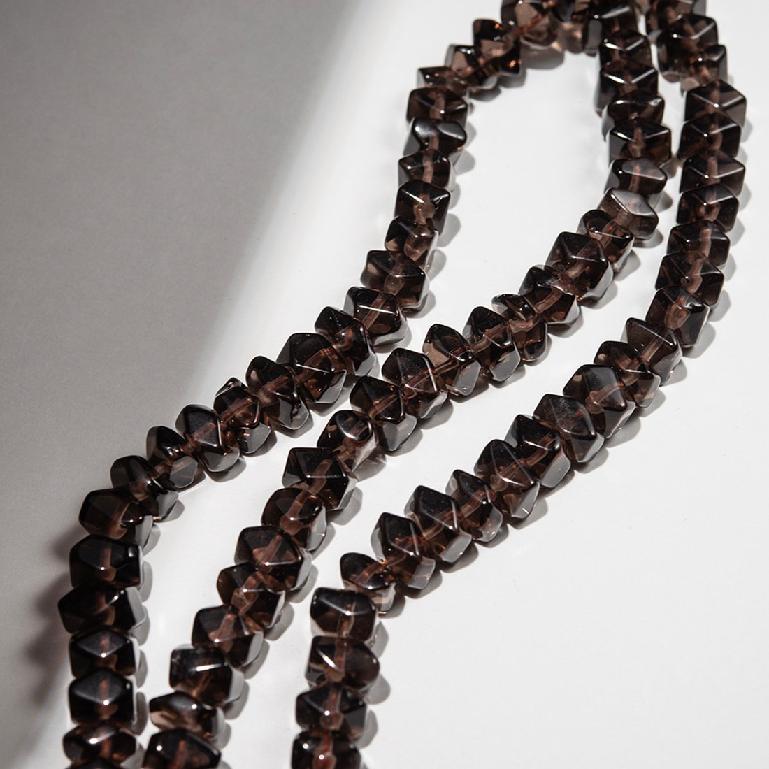 Раухтопаз (дымчатый кварц) натуральный, фриформ, микроогранка 7-10*5-7мм