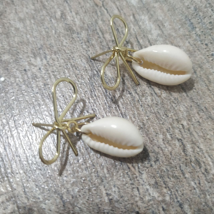 Серьги-гвоздики Ракушка Каури бантик металл золотистый