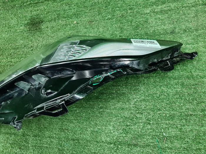 Стекло фары левое Toyota Camry xv70 (2017-н.в.)