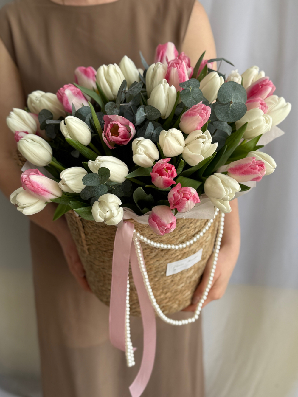Утонченное сочетание белых и розовых тюльпанов в элегантной корзине от Флора Маркет