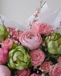 Весенний букет с кустовыми розами, ранункулюсами и тюльпанами Строуберри Крим