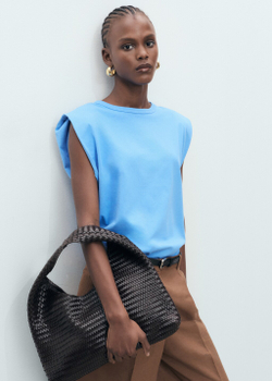 Футболка с подплечниками